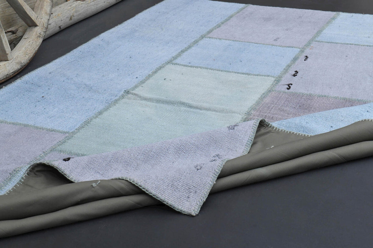 El yapımı vintage halı 198x302 cm oryantal desenli yün - ışık altında renk detayı