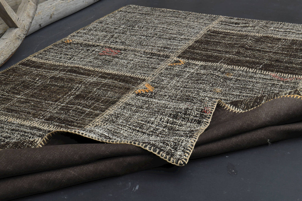 El yapımı vintage halı 173x244 cm oryantal desenli yün - ışık altında renk detayı