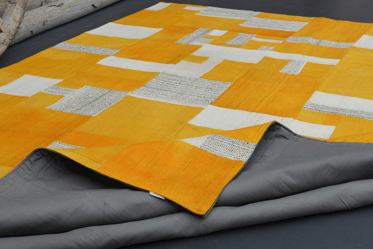 El yapımı vintage halı 216x320 cm oryantal desenli yün - ışık altında renk detayı