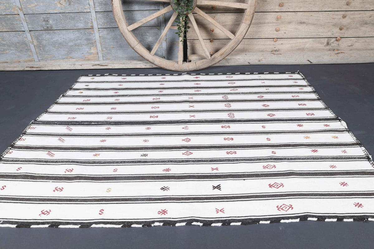 El yapımı vintage halı 155x201 cm çizgili desenli yün - kenar ve saçak detayı