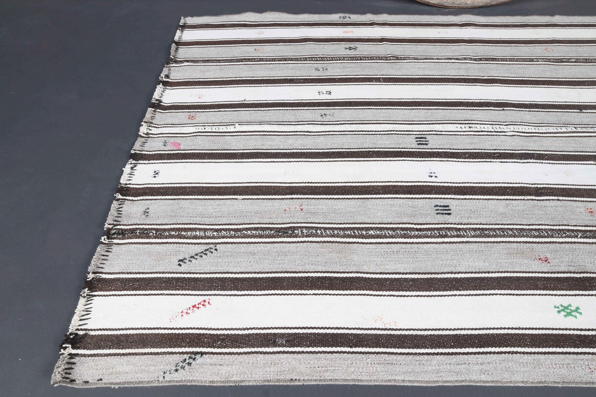 El yapımı vintage halı 132x201 cm çizgili desenli yün - yakın çekim doku detayı