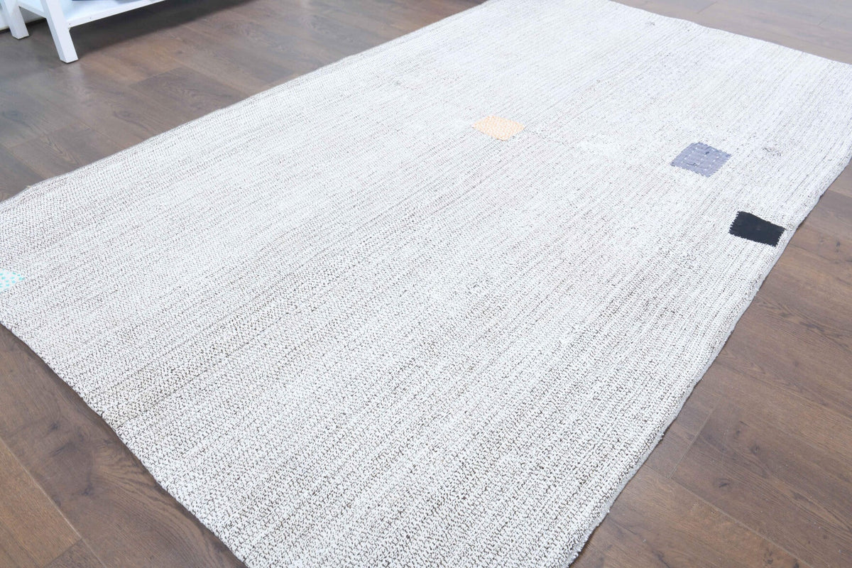 El yapımı vintage halı 135x226 cm düz desenli yün - kenar ve saçak detayı