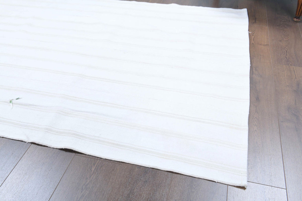 El yapımı vintage halı 142x226 cm çizgili desenli yün - kenar ve saçak detayı