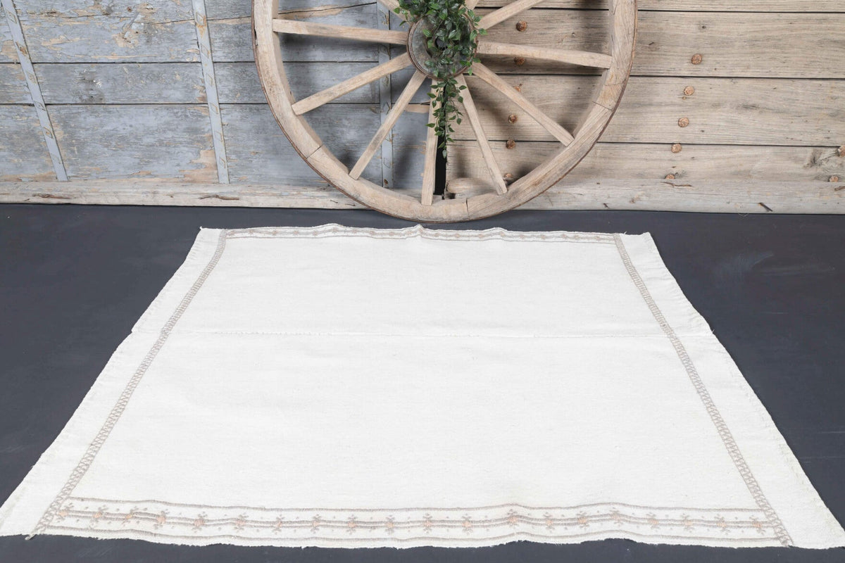 El yapımı vintage halı 117x152 cm düz desenli yün - yakın çekim doku detayı