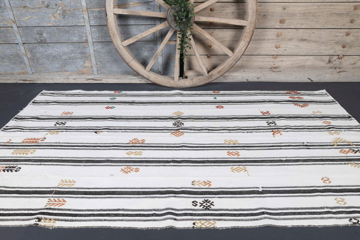 El yapımı vintage halı 132x249 cm çizgili desenli yün - kenar ve saçak detayı