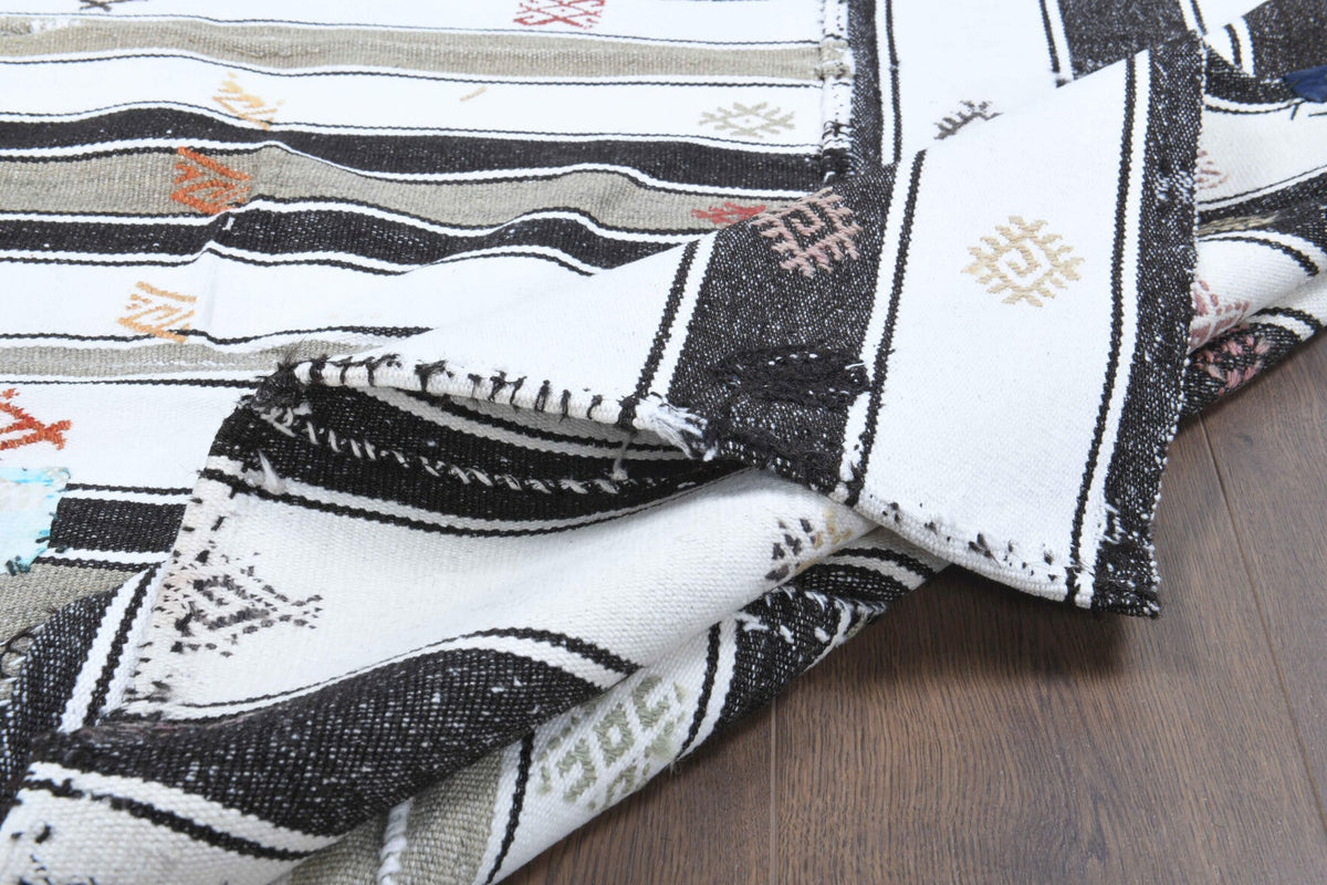 El yapımı vintage halı 140x213 cm çizgili desenli yün - ışık altında renk detayı