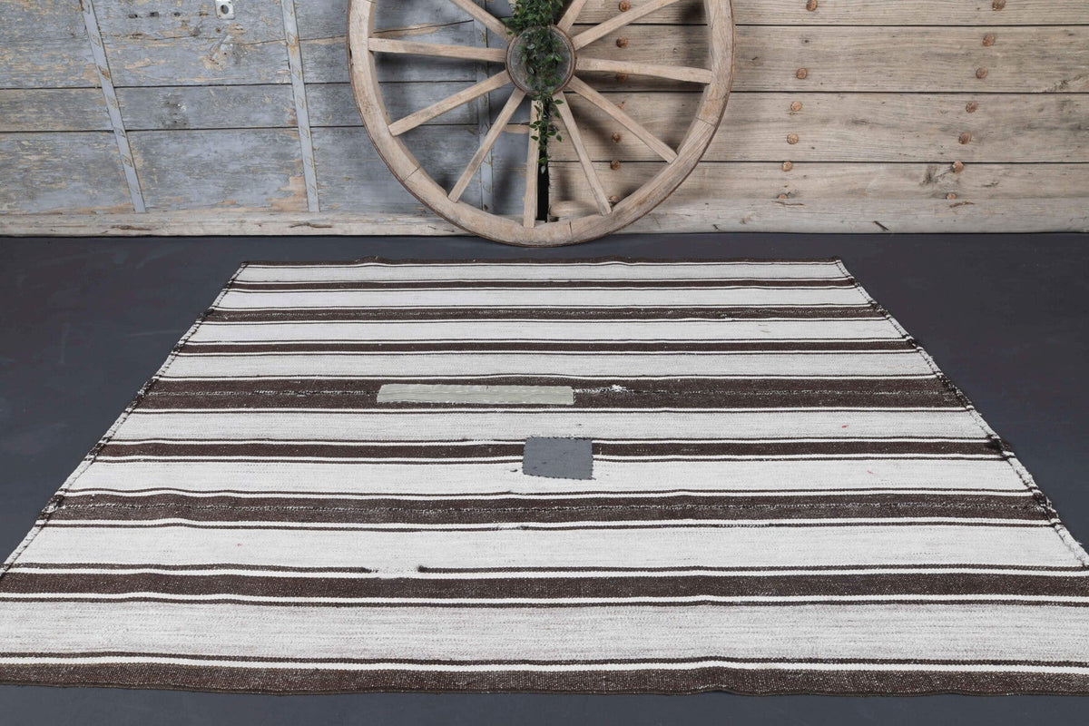 El yapımı vintage halı 155x188 cm çizgili desenli yün - kenar ve saçak detayı