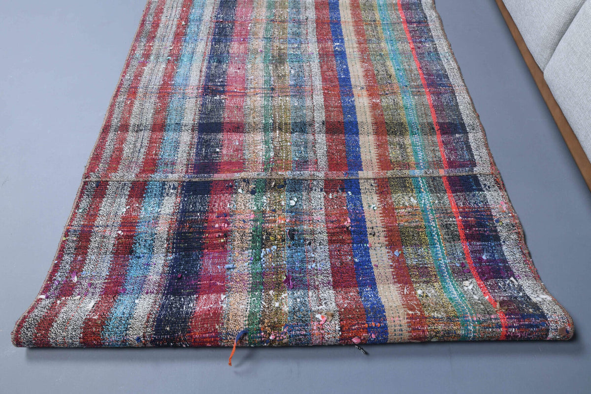 El yapımı vintage halı 102x201 cm kareli desenli yün - ışık altında renk detayı