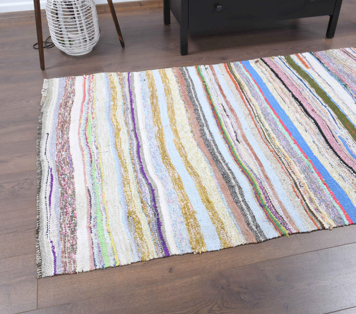 El yapımı vintage halı 109x213 cm çizgili desenli yün - kenar ve saçak detayı