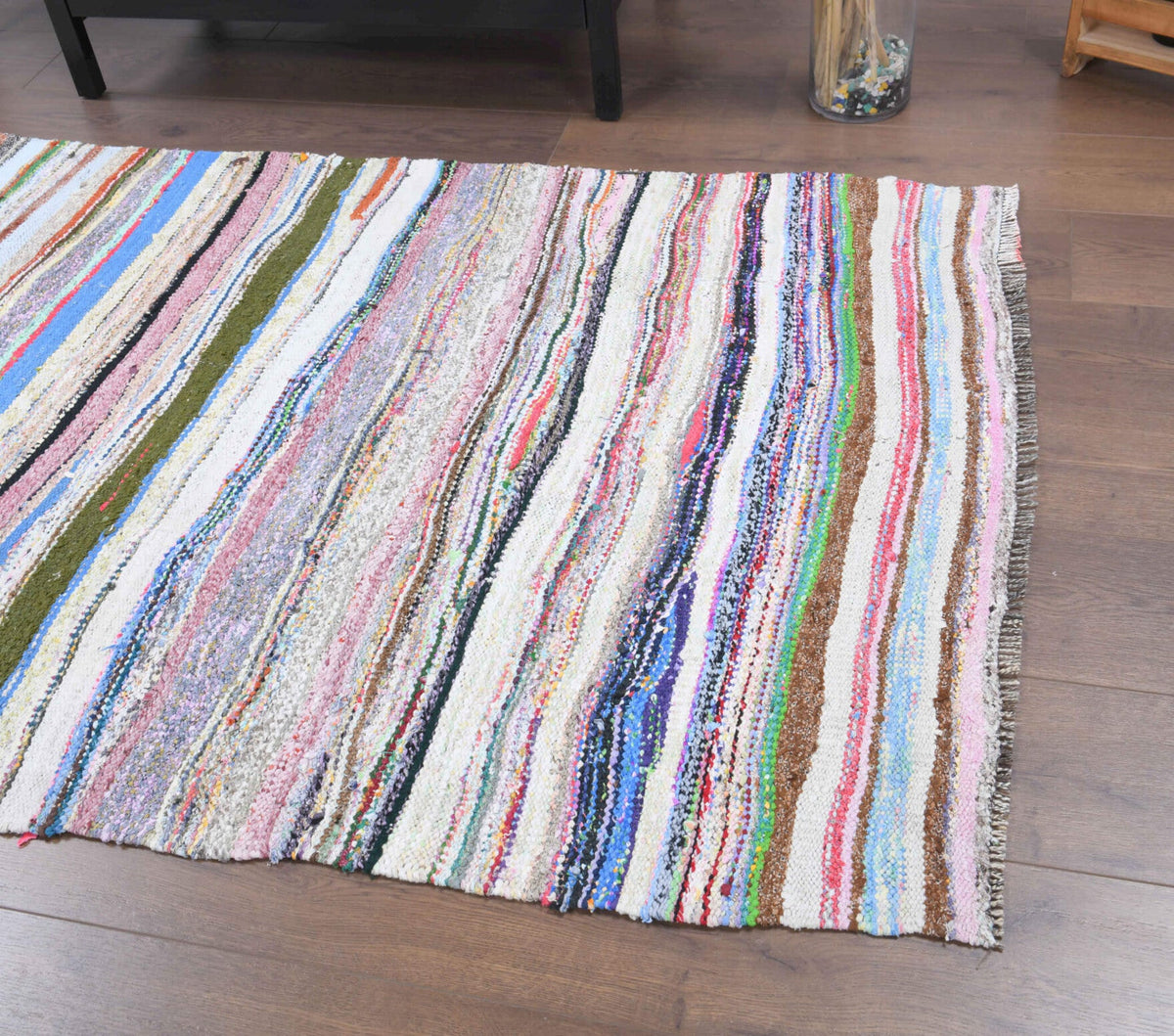 El yapımı vintage halı 109x213 cm çizgili desenli yün - mekan görünümü