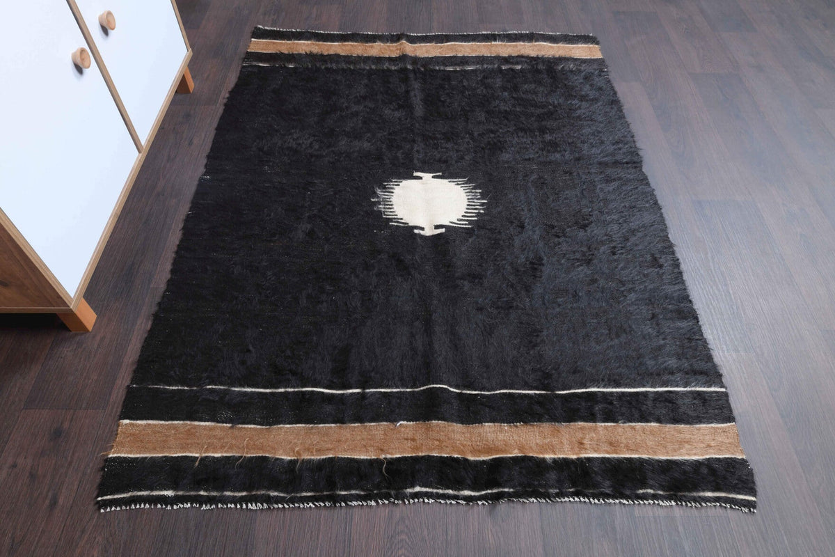 Madalyonlu el dokuma vintage kilim – siyah tonlarda yün dokuma