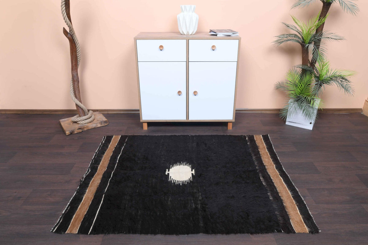 Siyah renkli el dokuma vintage kilim, %100 yün dokuma