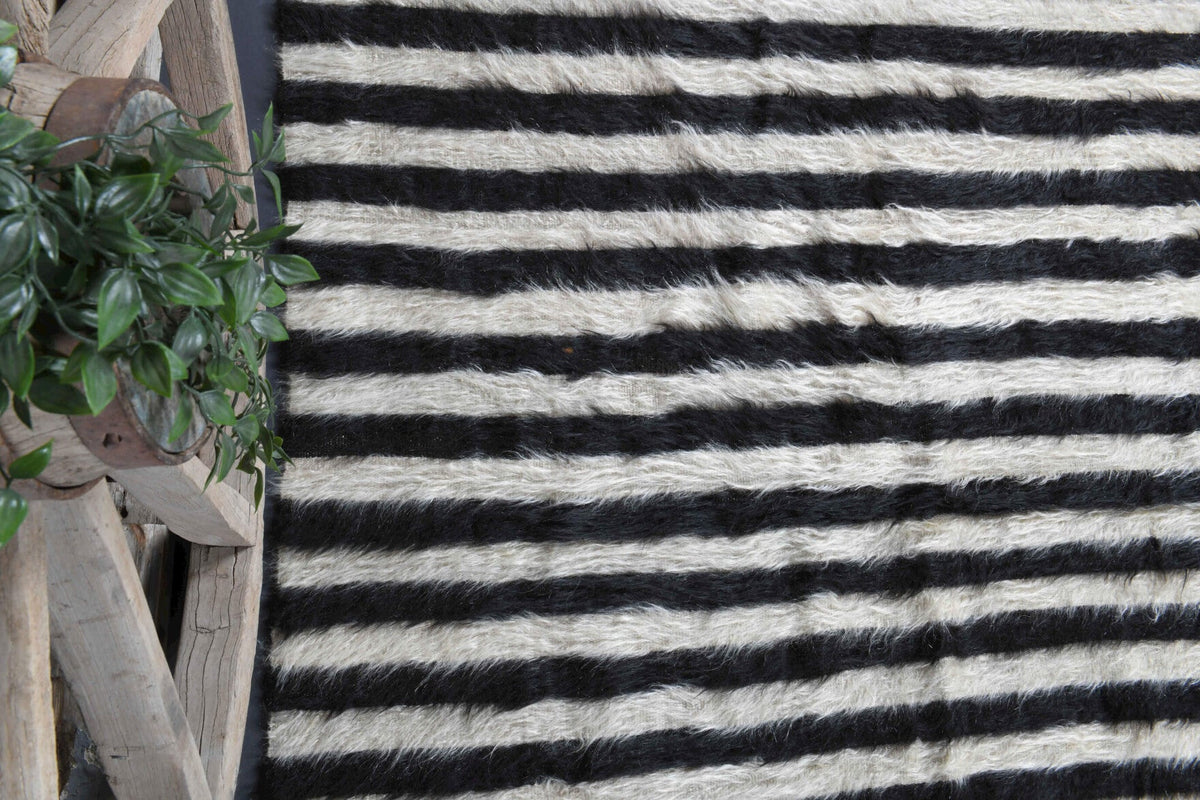 El yapımı vintage halı 135x185 cm çizgili desenli yün - kenar ve saçak detayı