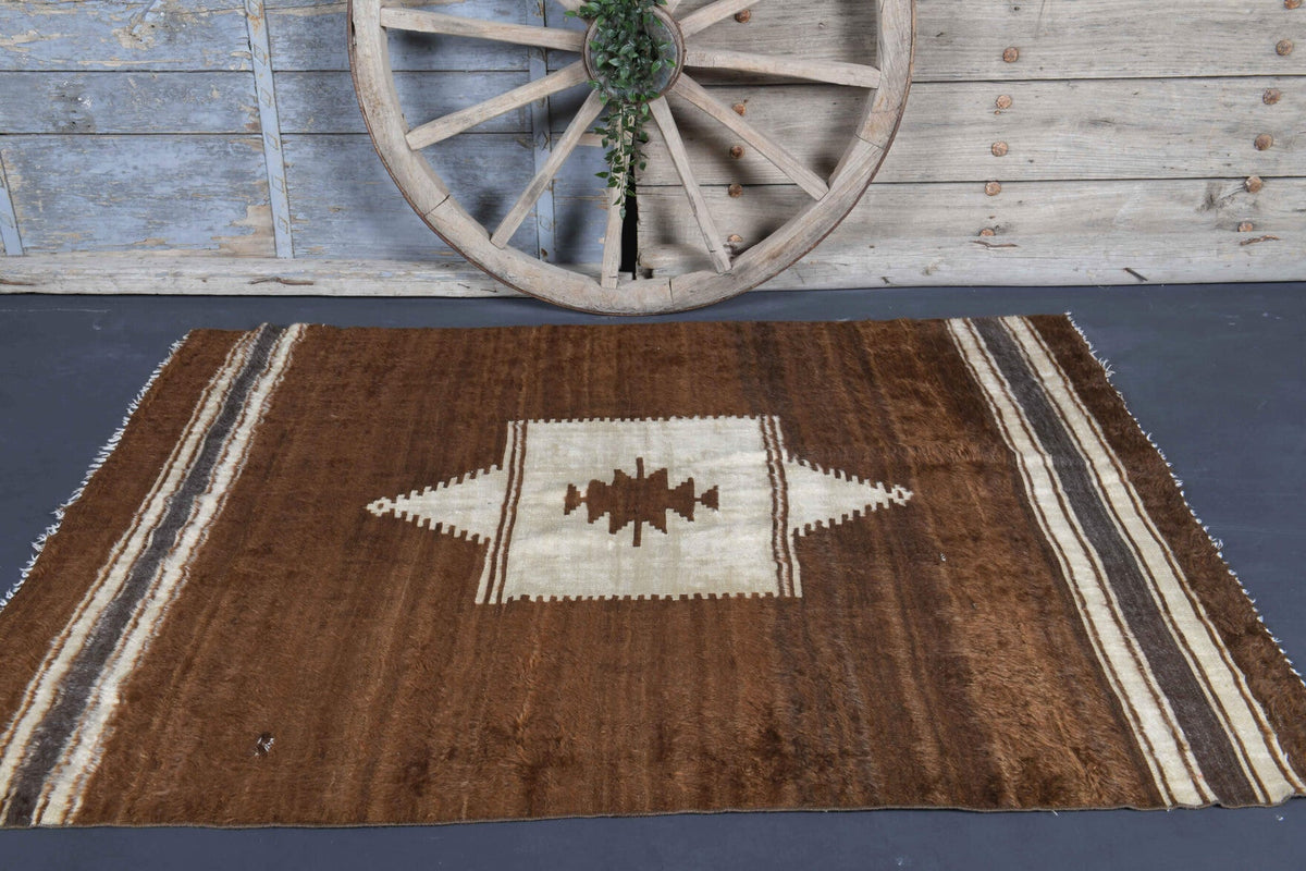 El yapımı vintage halı 150x198 cm madalyonlu desenli yün - kenar ve saçak detayı
