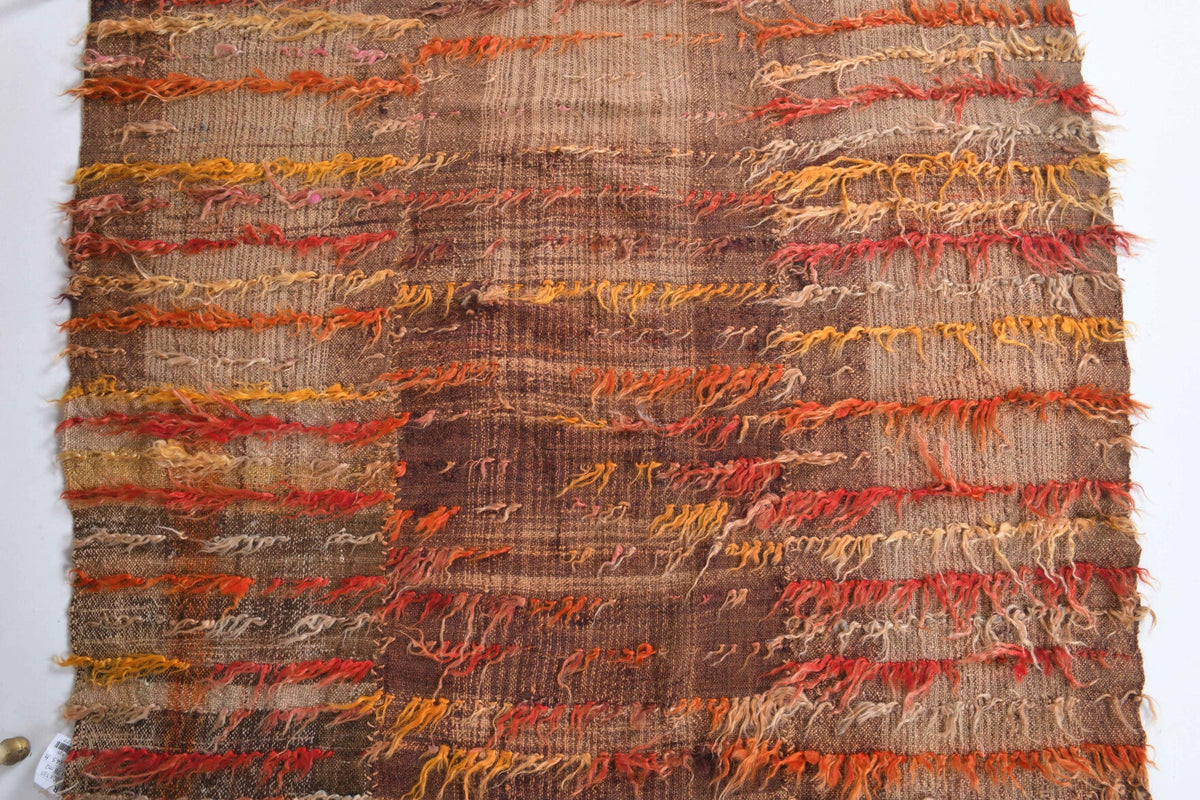 El yapımı vintage halı 132x137 cm i̇kat desenli yün - yakın çekim doku detayı