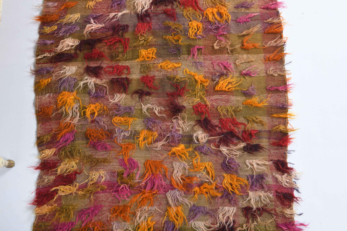 Ikat desenli el dokuma vintage kilim – kırmızı, kahverengi ve turuncu tonlarda yün dokuma