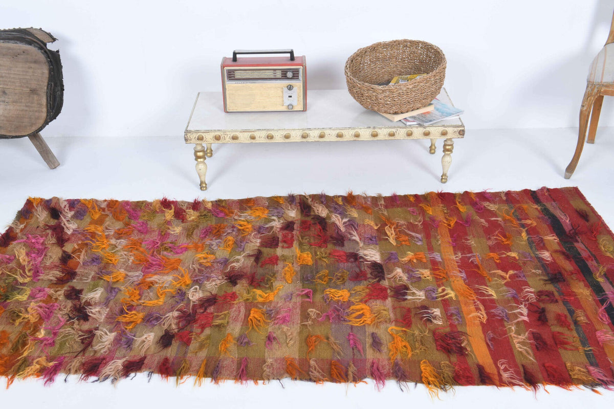 Yatak odası için ikat desenli el dokuma vintage kilim – 103x220 cm