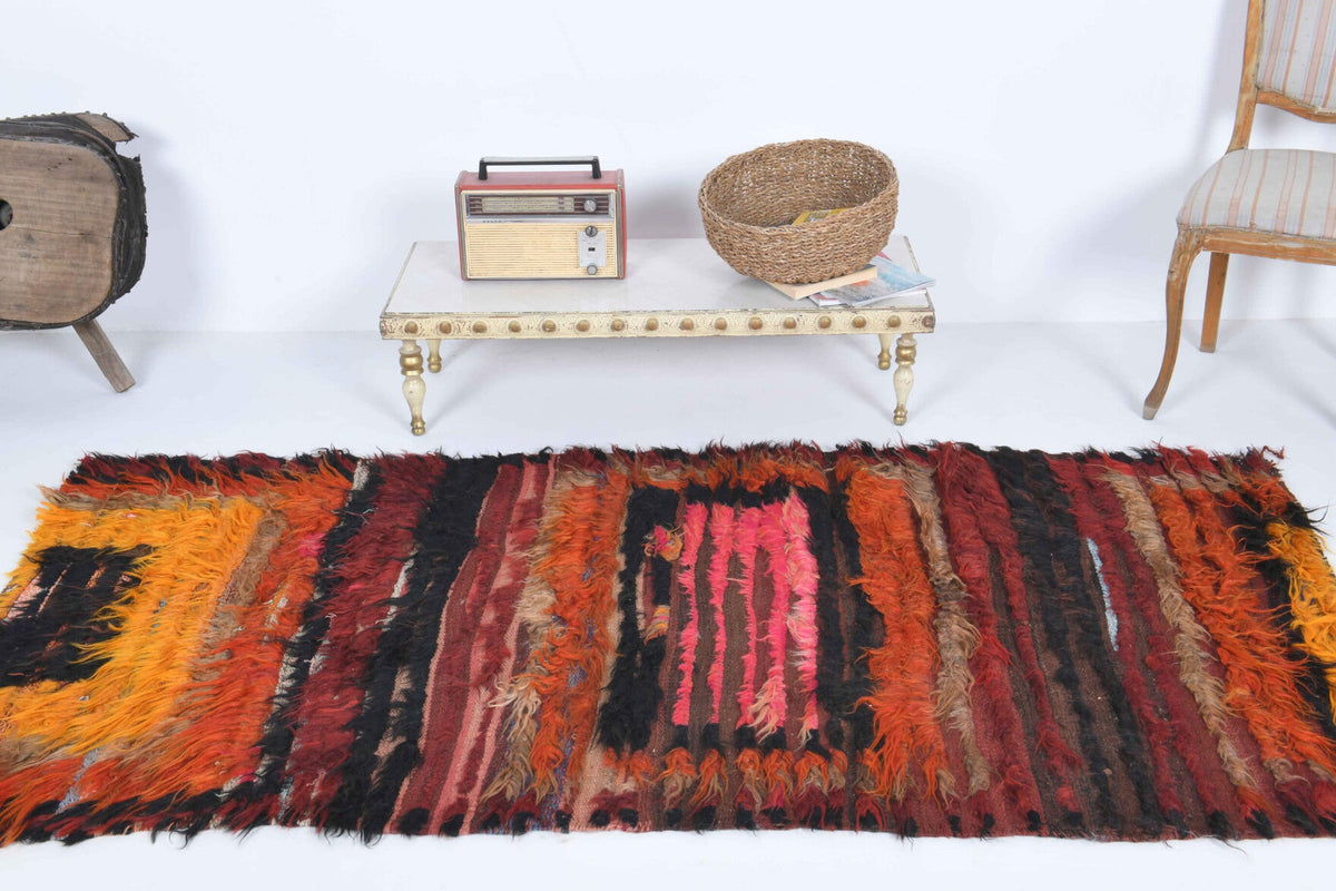 Yatak odası için ikat desenli el dokuma vintage kilim – 107x220 cm
