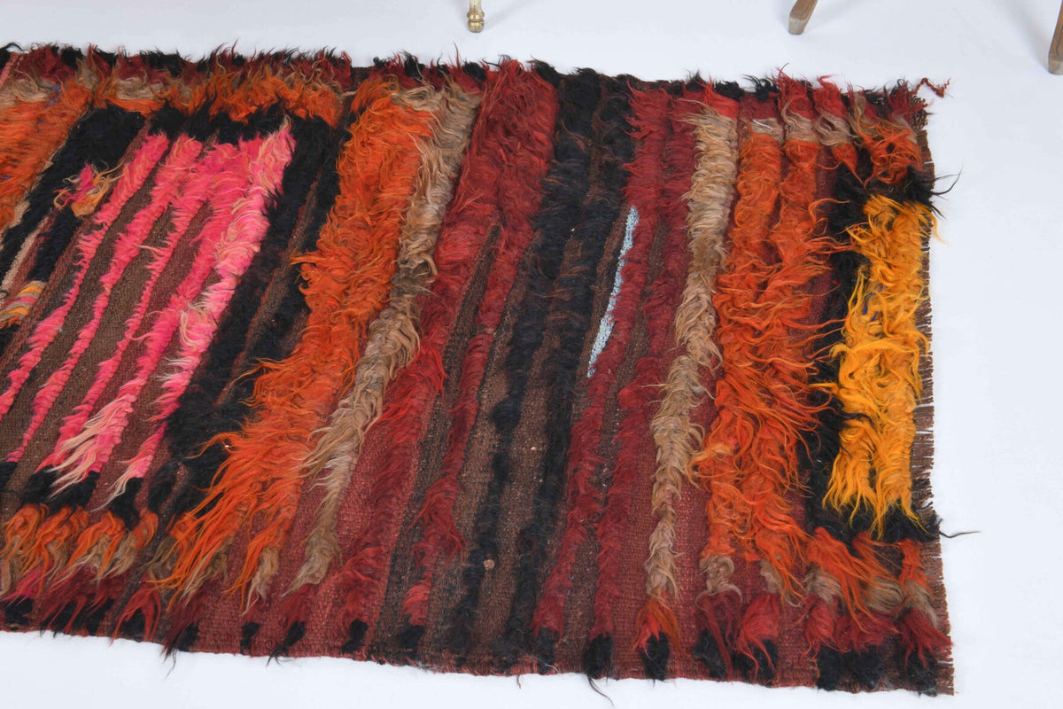 Vintage kilim 107x220 cm – kırmızı, turuncu ve kahverengi ikat desenli, el dokuma