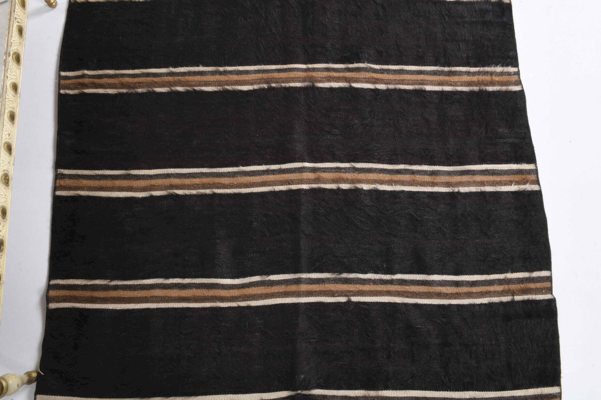 Ikat desenli el dokuma vintage kilim – siyah ve kahverengi tonlarda yün dokuma