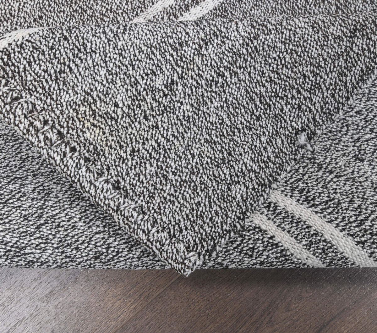 El yapımı vintage halı 71x234 cm tribal desenli yün - kenar ve saçak detayı