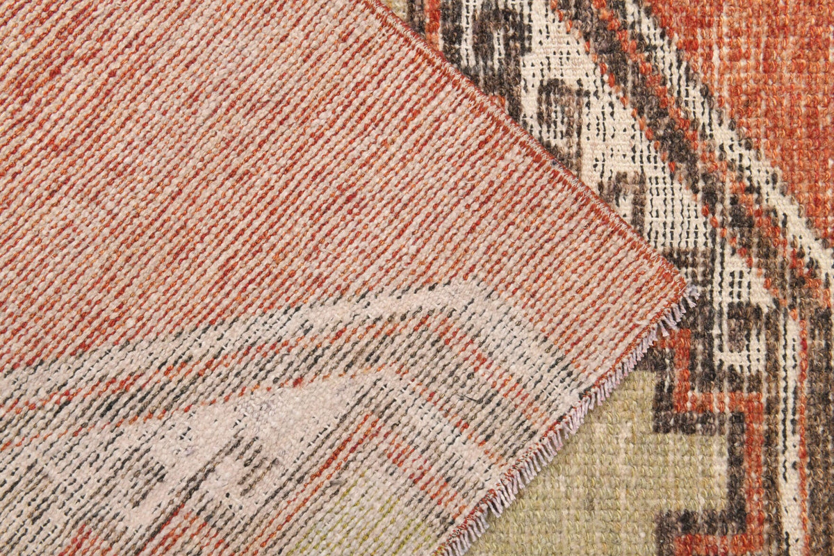 El yapımı vintage yolluk 91x361 cm tribal desenli yün - ışık altında renk detayı