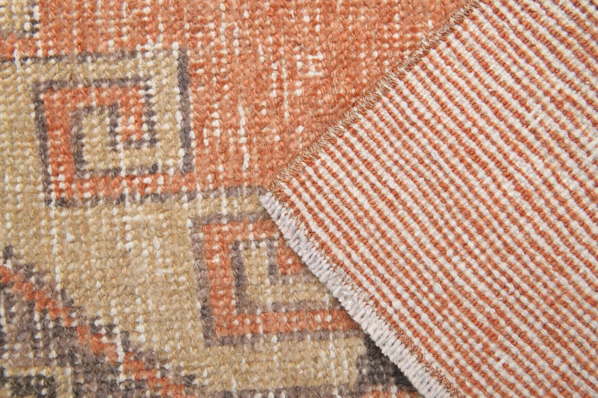 El yapımı vintage yolluk 76x262 cm geometrik desenli yün - ışık altında renk detayı