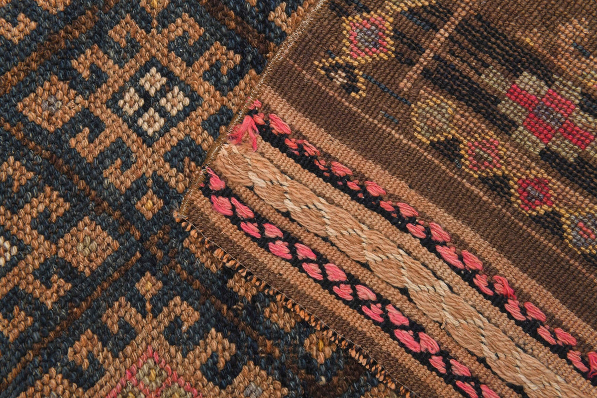 El yapımı vintage yolluk 86x411 cm i̇kat desenli yün - ışık altında renk detayı