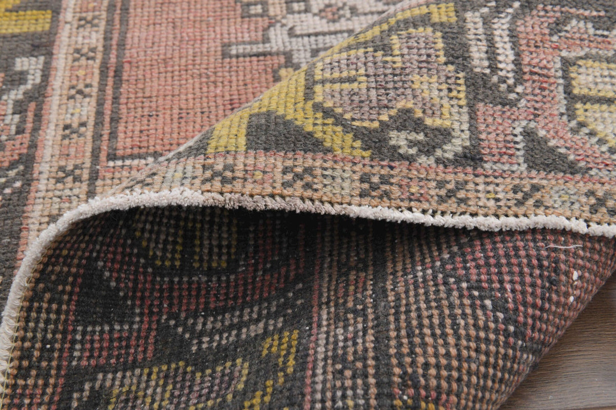 El yapımı vintage yolluk 76x259 cm oryantal desenli yün - ışık altında renk detayı