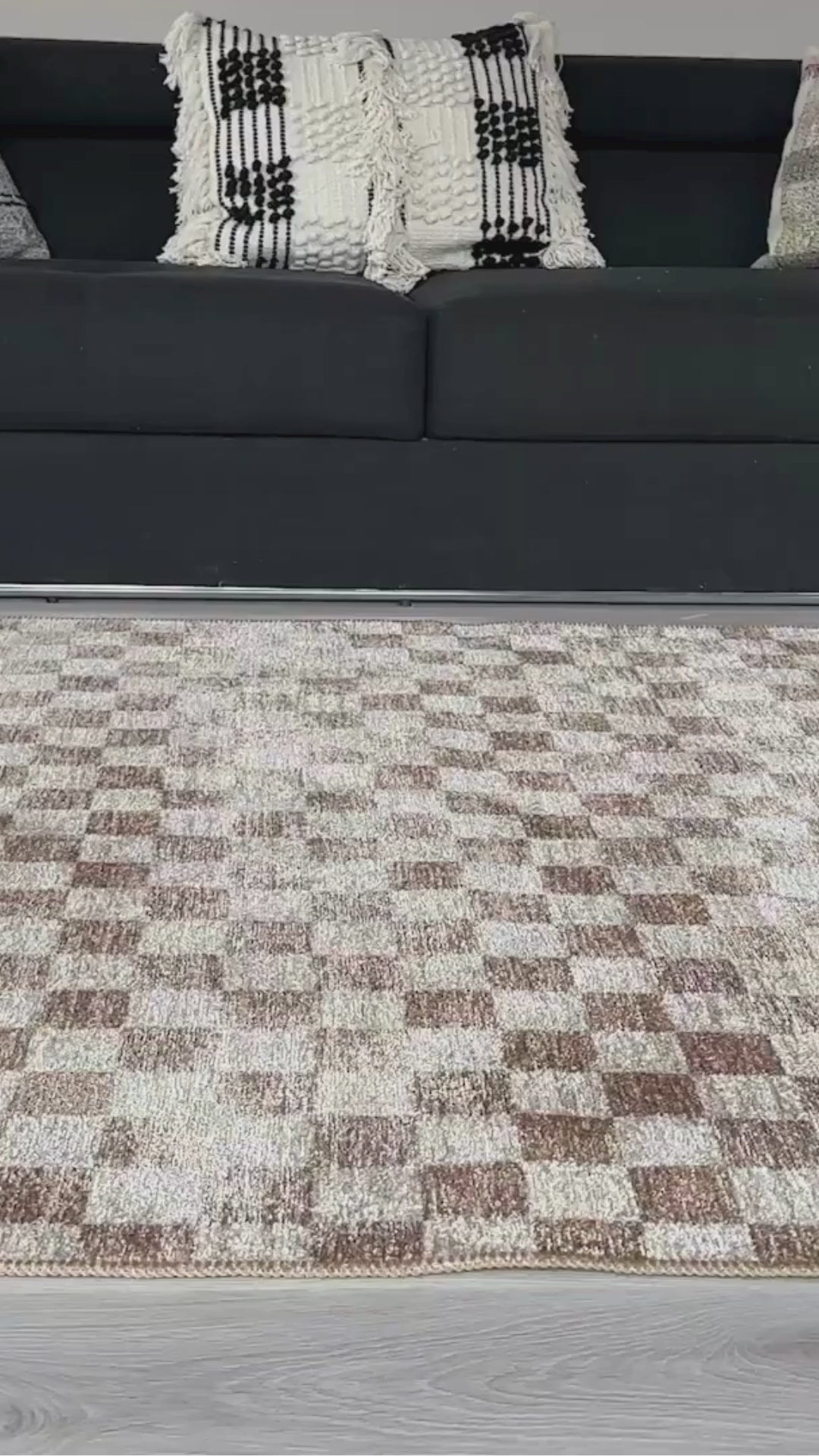 Videoyu yükle: Bej Beyaz Modern Geometrik Dama Desenli Yıkanabilir Halı YO30035XH