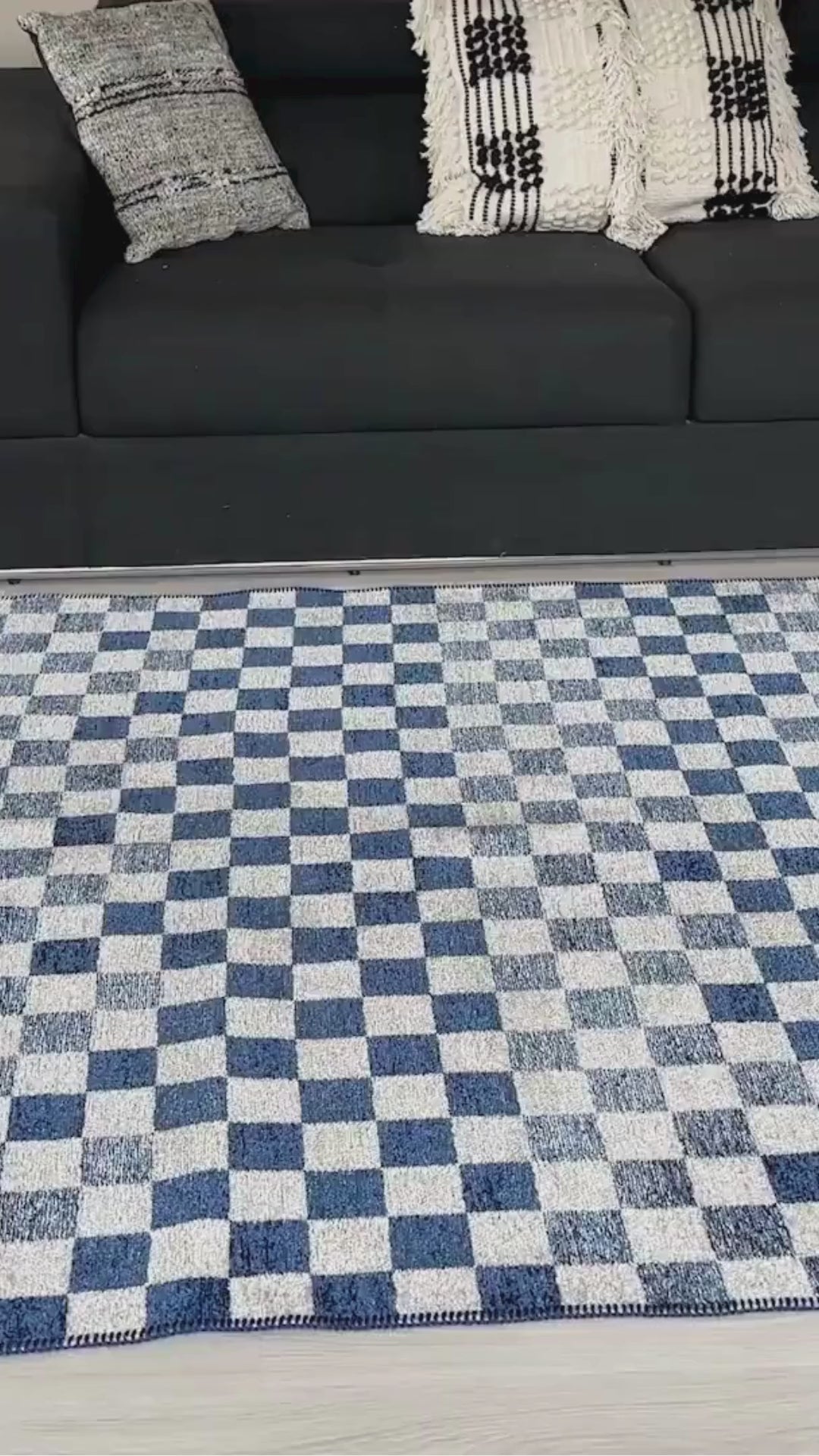Videoyu yükle: Mavi Beyaz Modern Geometrik Dama Desenli Yıkanabilir Halı - YO30035XF