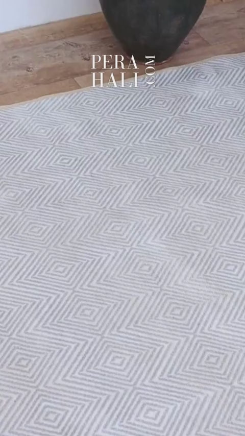 Modern Geometrik Elmas Desenli Açık Gri ve Beyaz Minimalist Halı - AR864CC