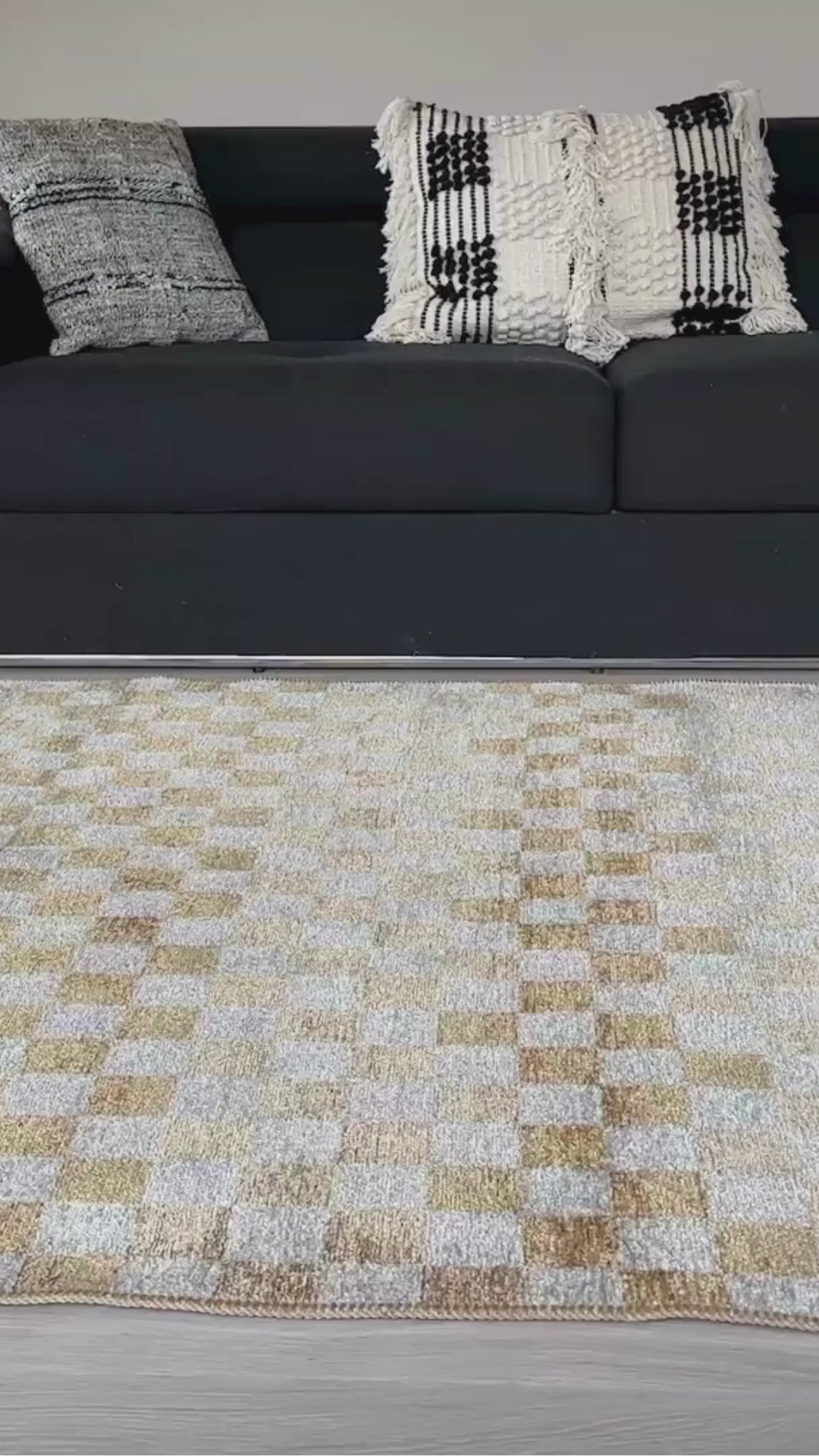 Videoyu yükle: Altın Sarı Modern Geometrik Dama Desenli Yıkanabilir Halı - YO30035XG