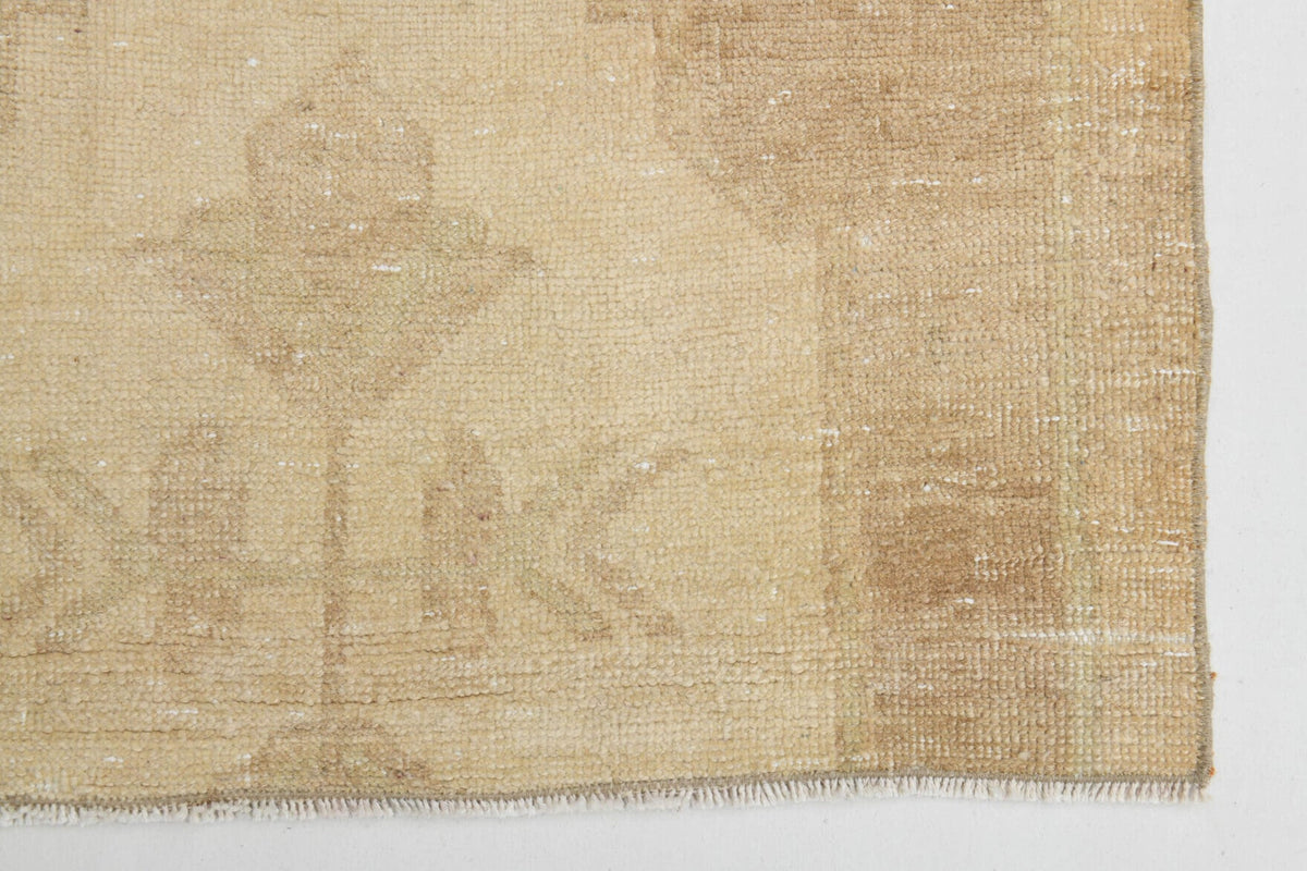El yapımı vintage yolluk 81x254 cm oryantal desenli yün - ışık altında renk detayı