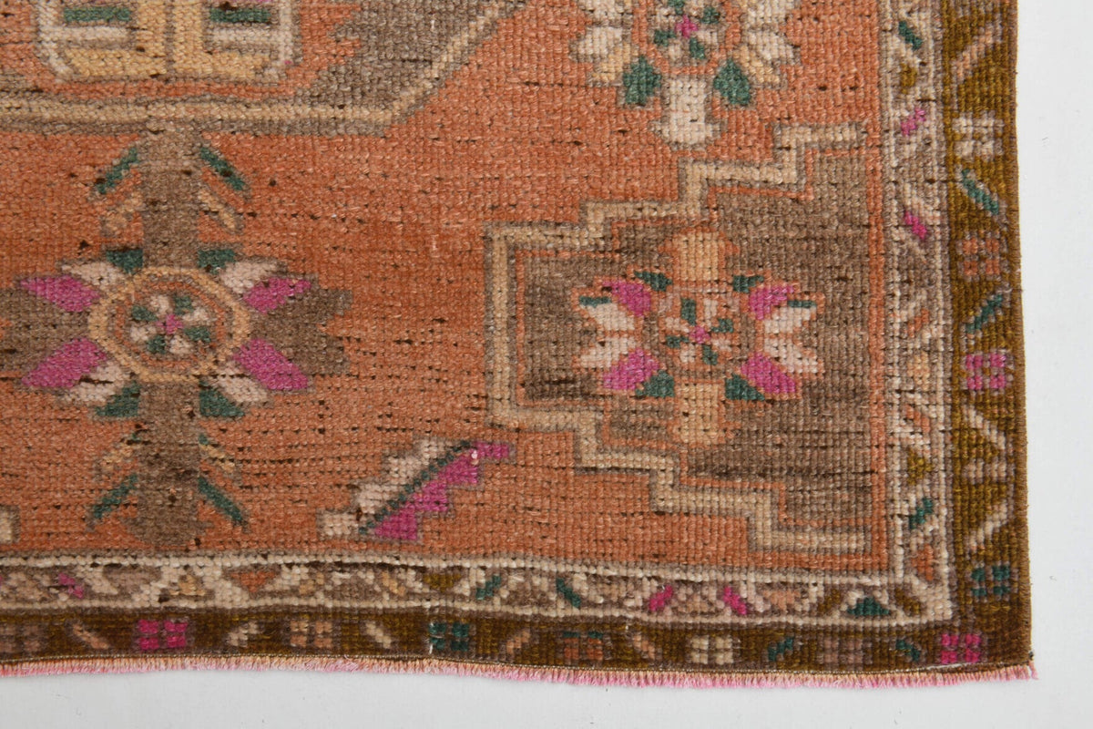 El yapımı vintage yolluk 112x381 cm oryantal desenli yün - ışık altında renk detayı