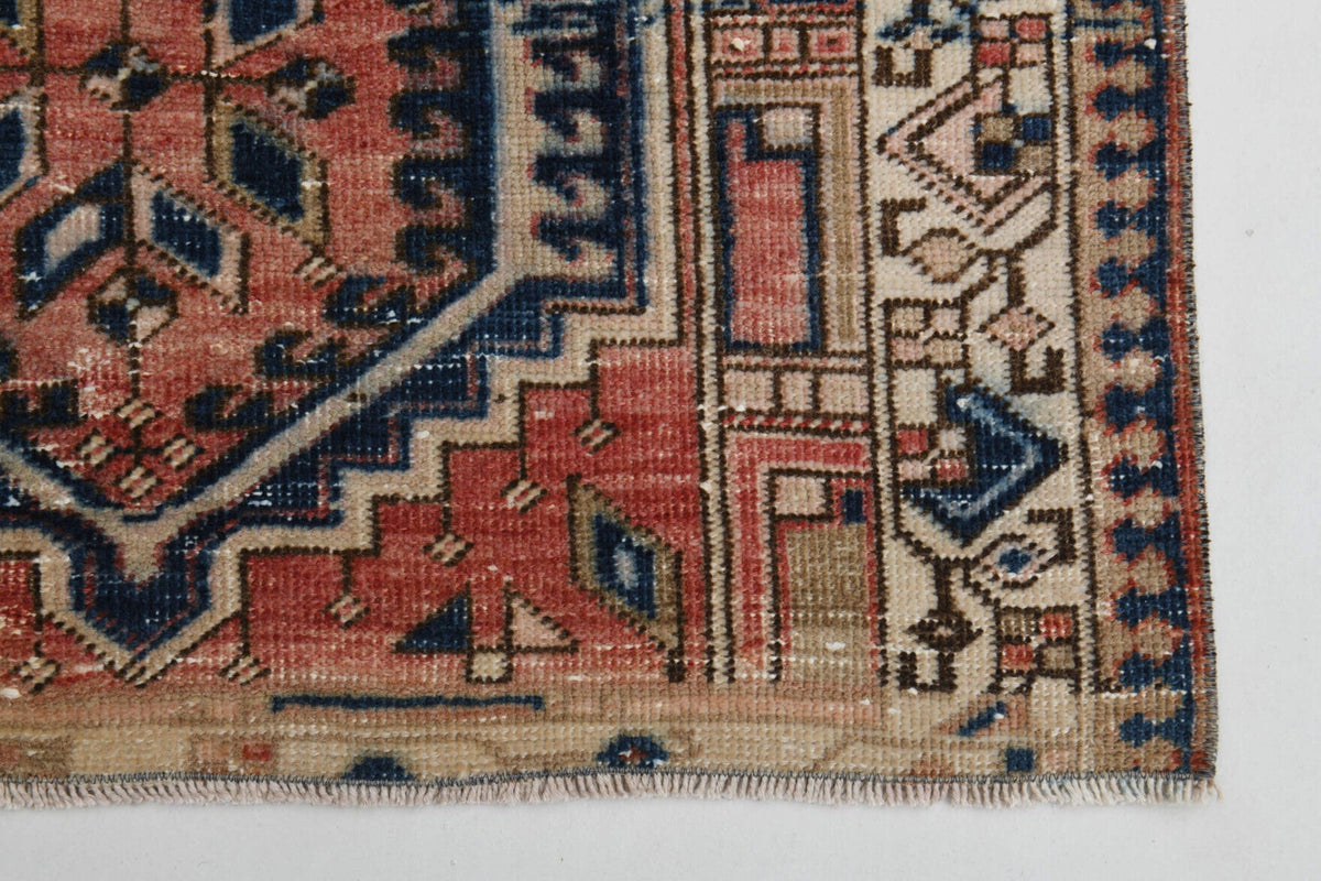 El yapımı vintage yolluk 94x330 cm oryantal desenli yün - ışık altında renk detayı
