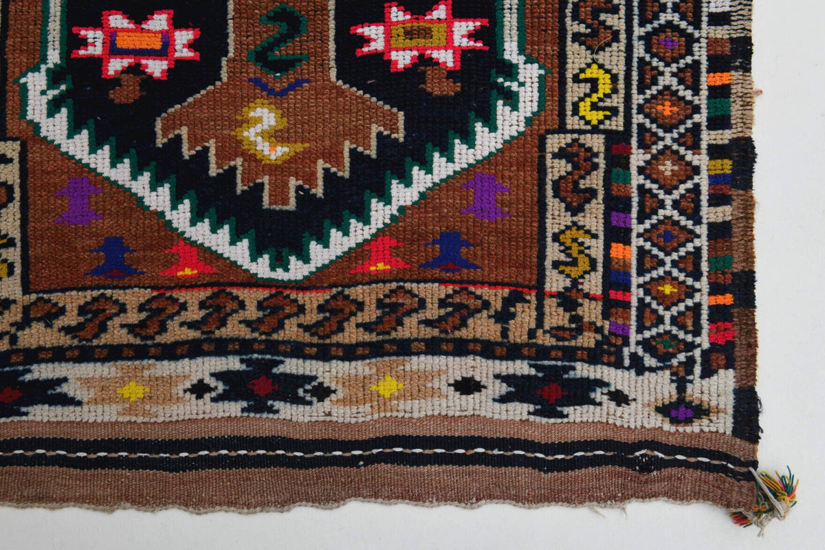 El yapımı vintage yolluk 94x302 cm oryantal desenli yün - ışık altında renk detayı