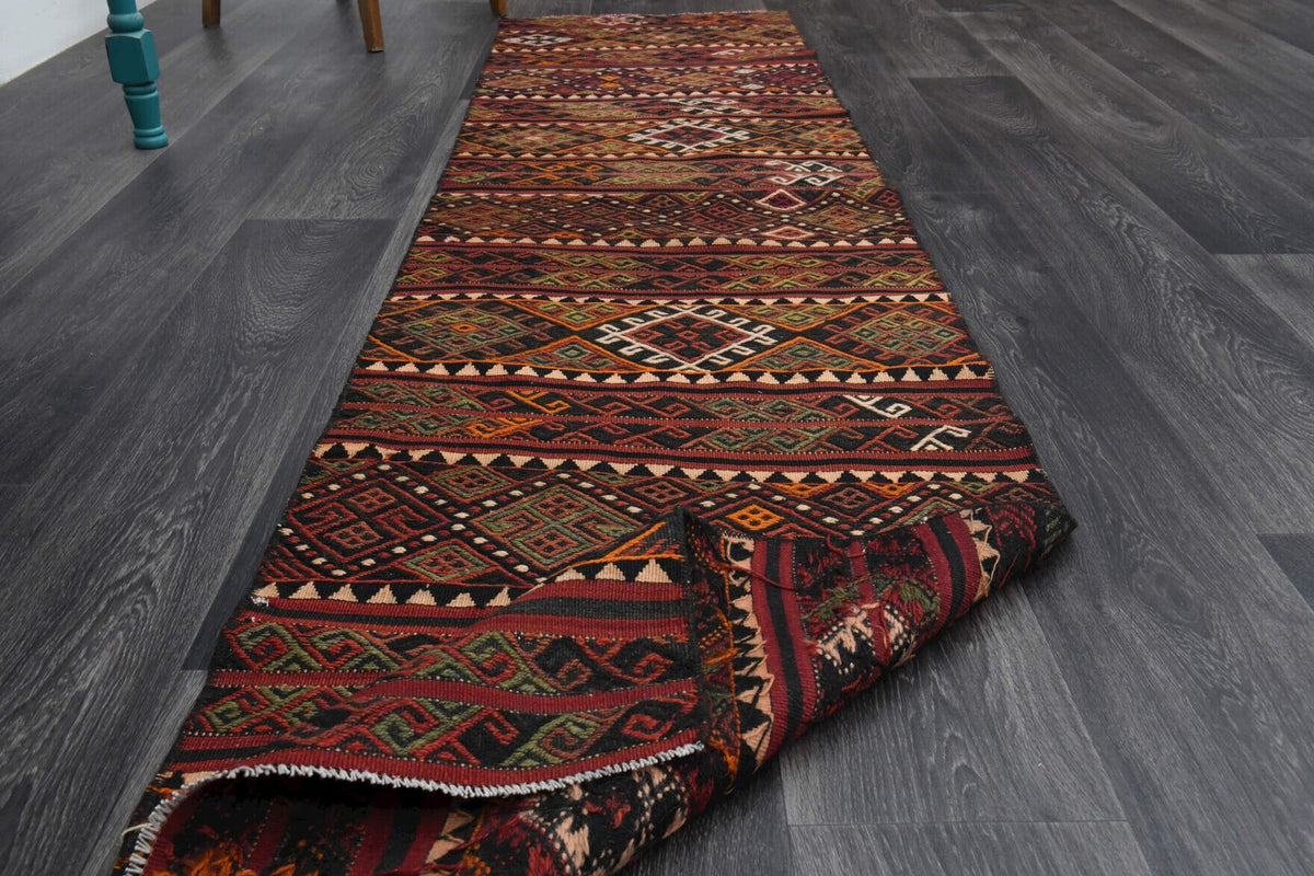 El yapımı vintage yolluk 64x272 cm oryantal desenli yün - ışık altında renk detayı