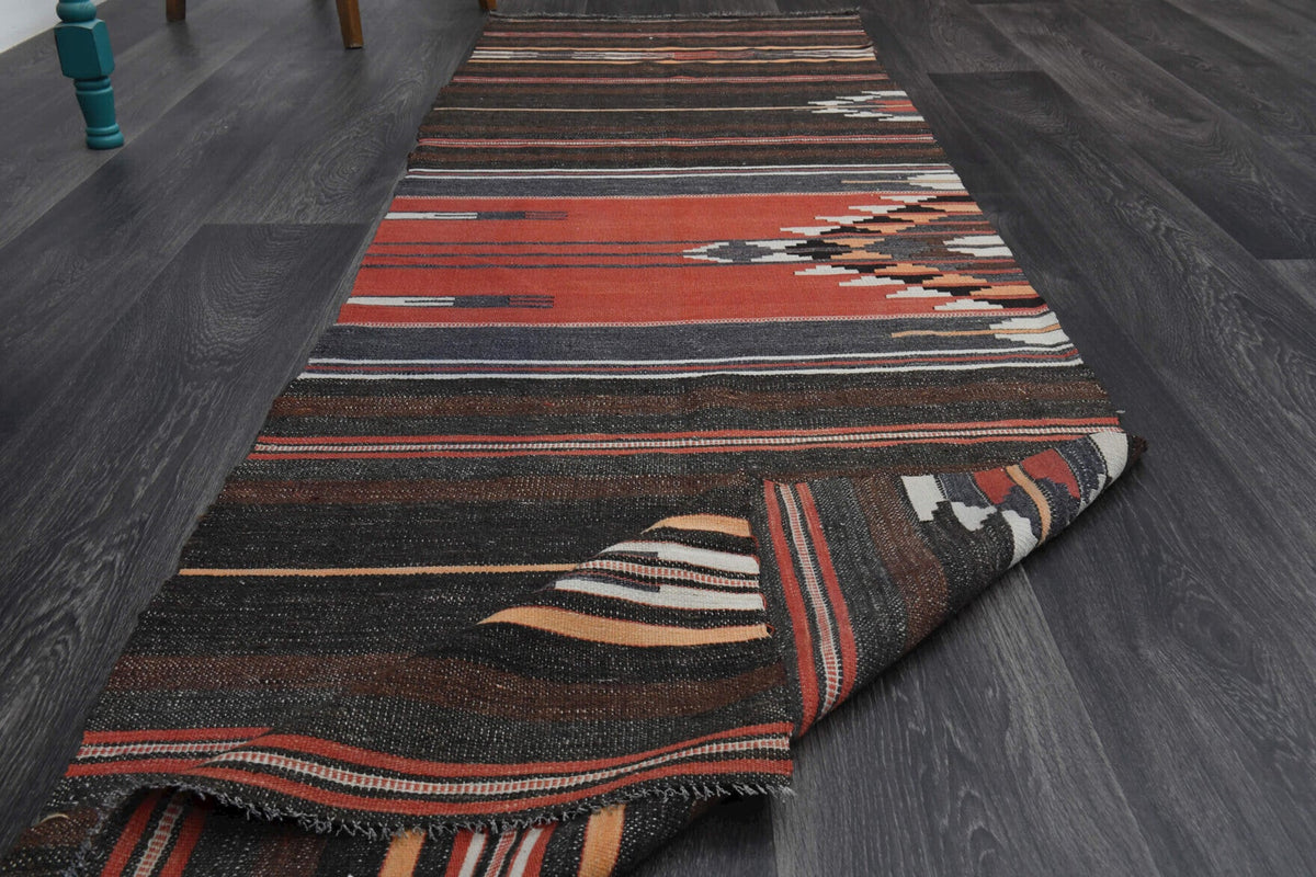 El yapımı vintage yolluk 74x254 cm oryantal desenli yün - ışık altında renk detayı