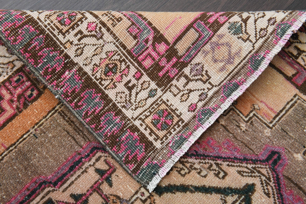 El yapımı vintage yolluk 112x318 cm oryantal desenli yün - ışık altında renk detayı