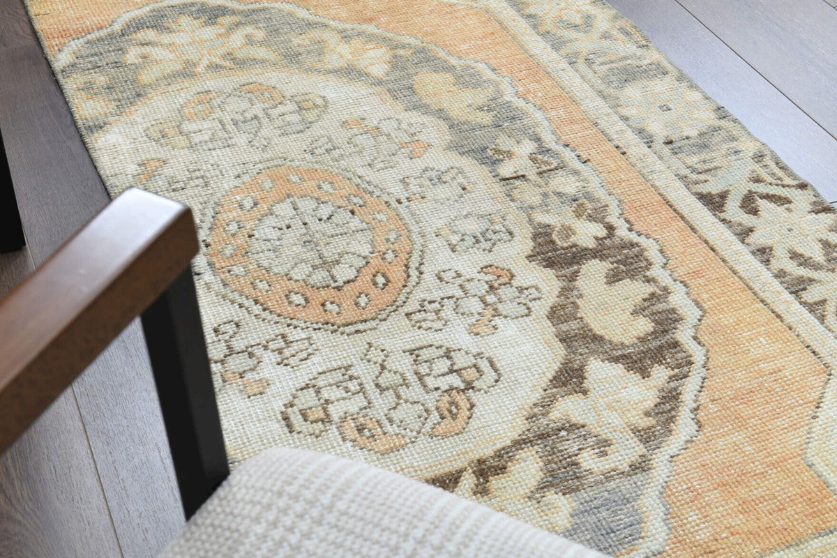 El yapımı vintage yolluk 76x213 cm oryantal desenli yün - ışık altında renk detayı