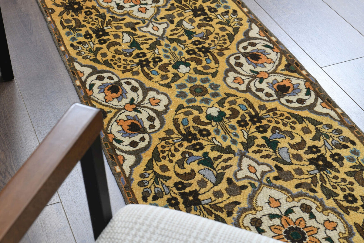 El yapımı vintage yolluk 58x378 cm oryantal desenli yün - ışık altında renk detayı