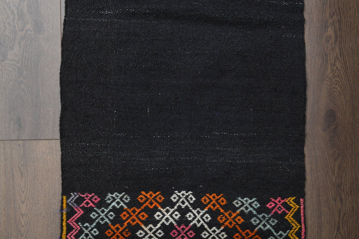 El yapımı vintage yolluk 61x269 cm oryantal desenli yün - ışık altında renk detayı