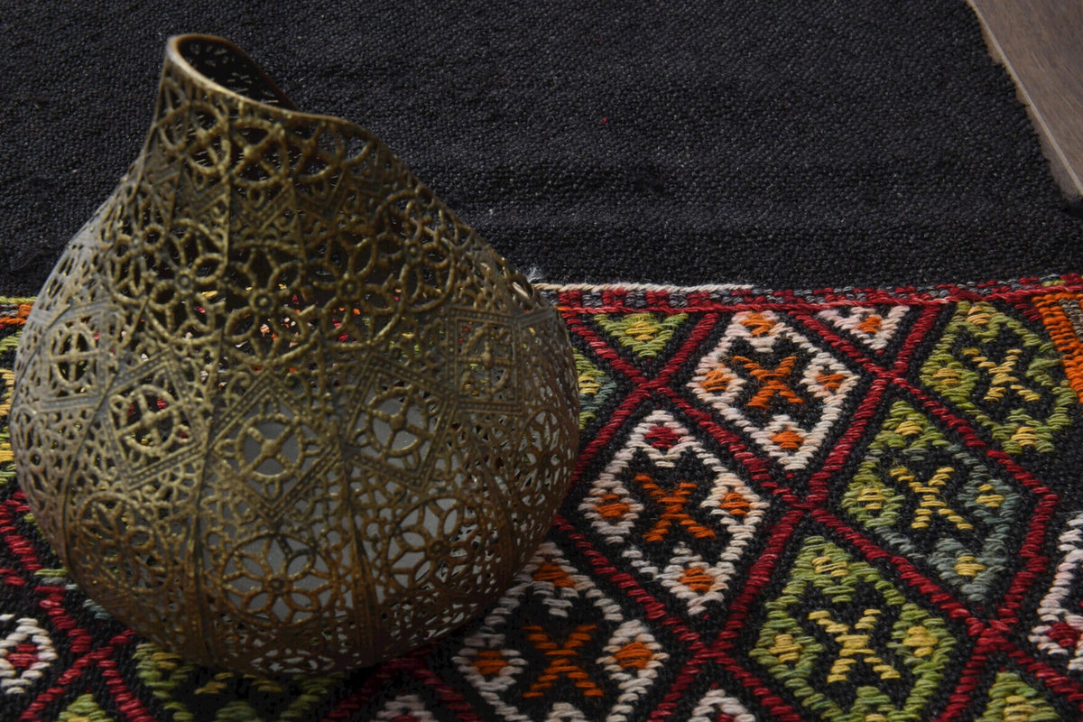 El yapımı vintage yolluk 51x259 cm oryantal desenli yün - ışık altında renk detayı