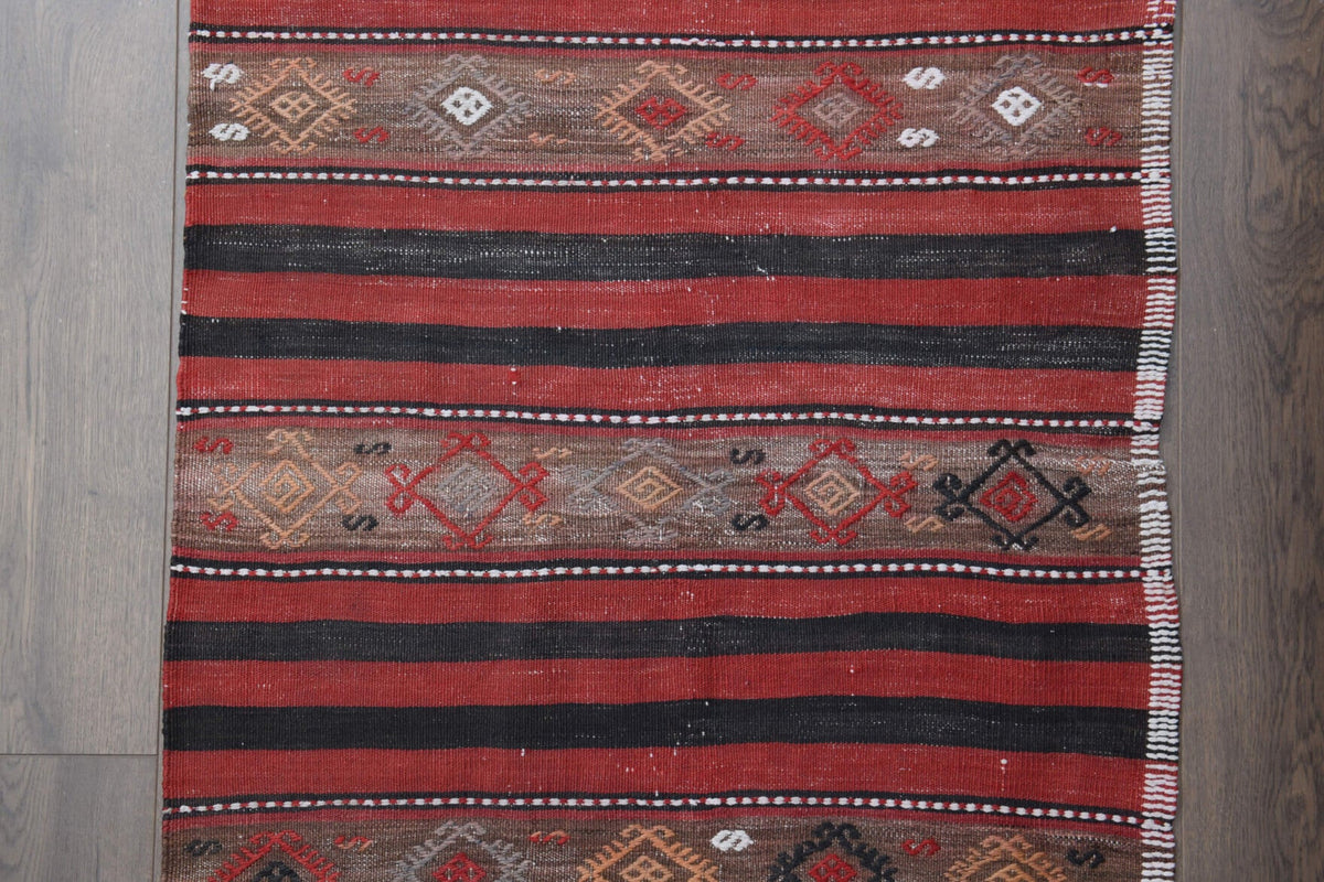 El yapımı vintage yolluk 76x315 cm oryantal desenli yün - ışık altında renk detayı