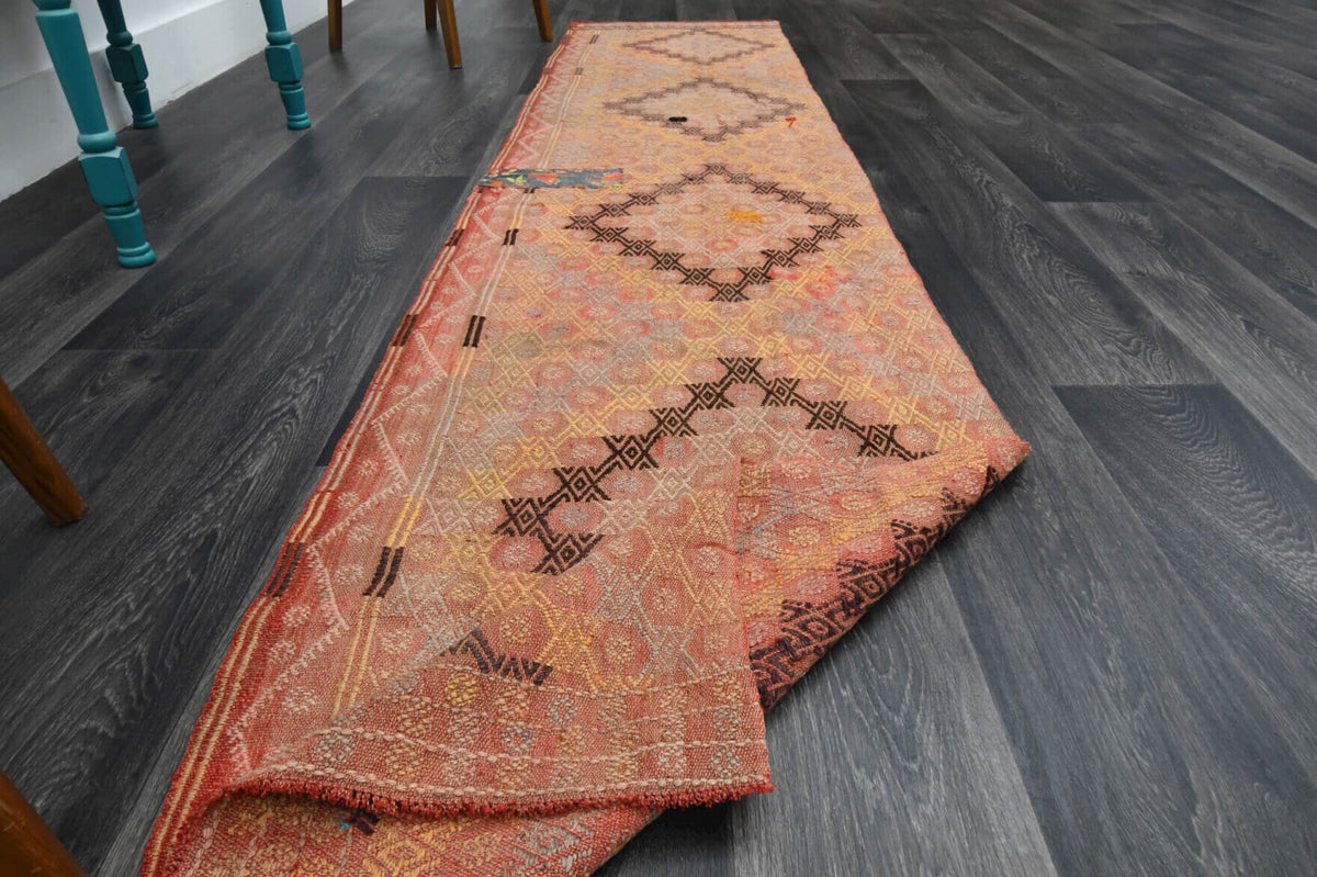 El yapımı vintage yolluk 71x315 cm oryantal desenli yün - ışık altında renk detayı