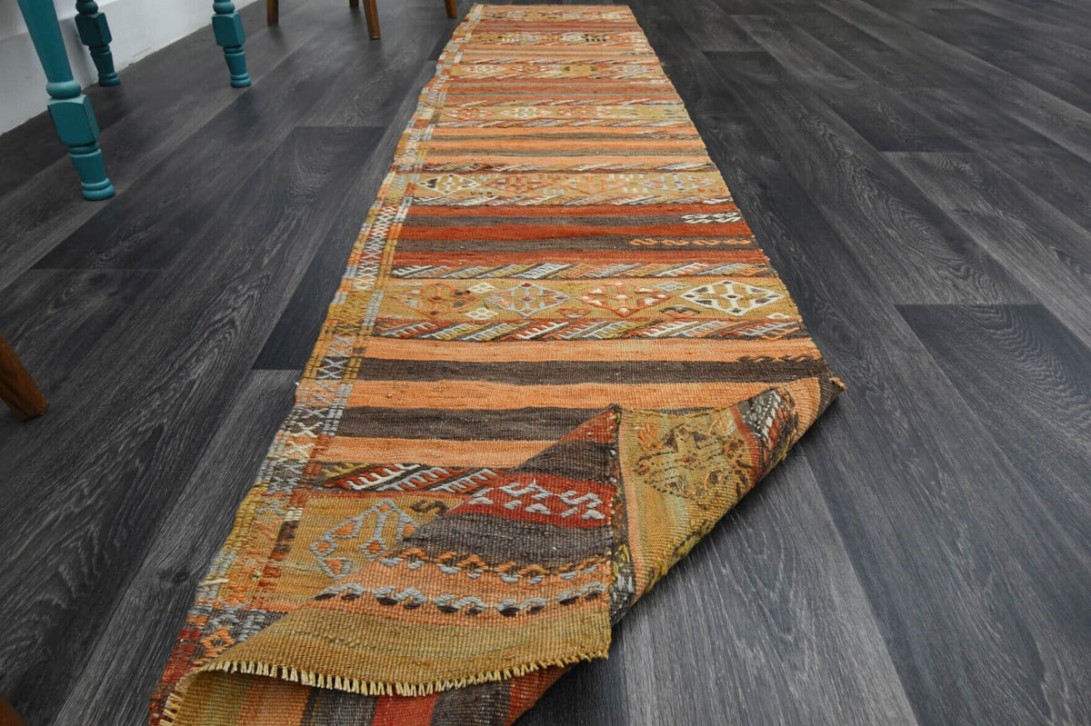 El yapımı vintage yolluk 61x307 cm oryantal desenli yün - ışık altında renk detayı