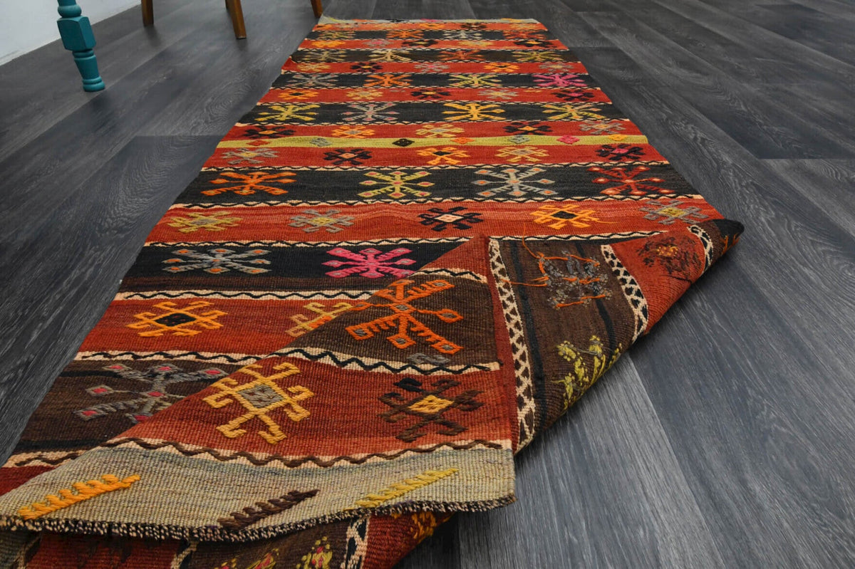 El yapımı vintage yolluk 86x244 cm oryantal desenli yün - ışık altında renk detayı