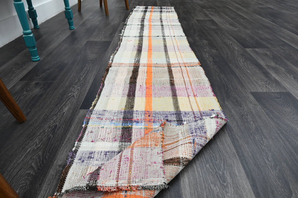 El yapımı vintage yolluk 58x302 cm oryantal desenli yün - ışık altında renk detayı