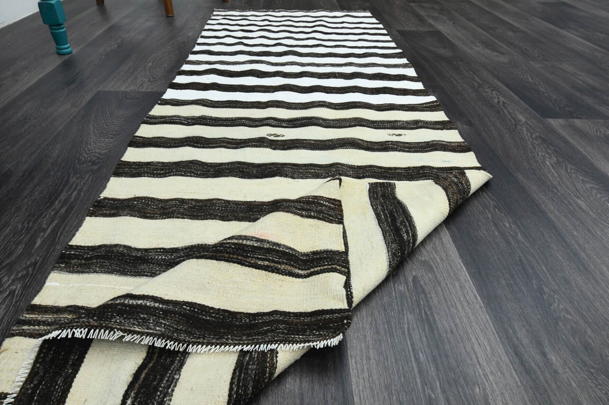El yapımı vintage yolluk 76x224 cm oryantal desenli yün - ışık altında renk detayı